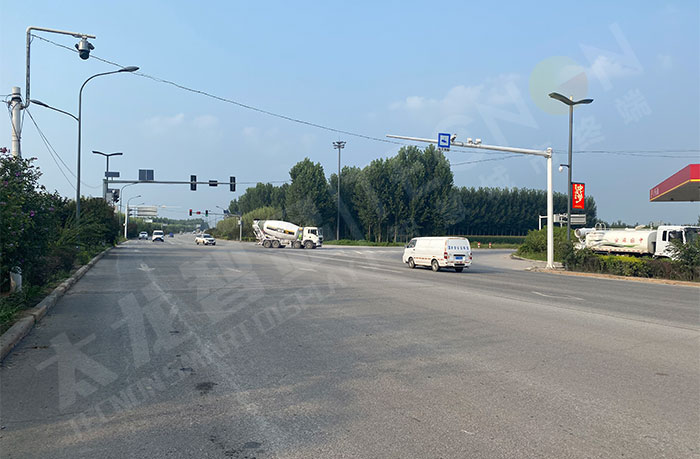 雄安新區(qū)道路的LED燈桿屏.jpg
