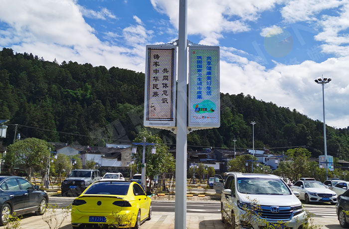 云南和順古鎮(zhèn)的長(zhǎng)條形LED燈桿屏.jpg